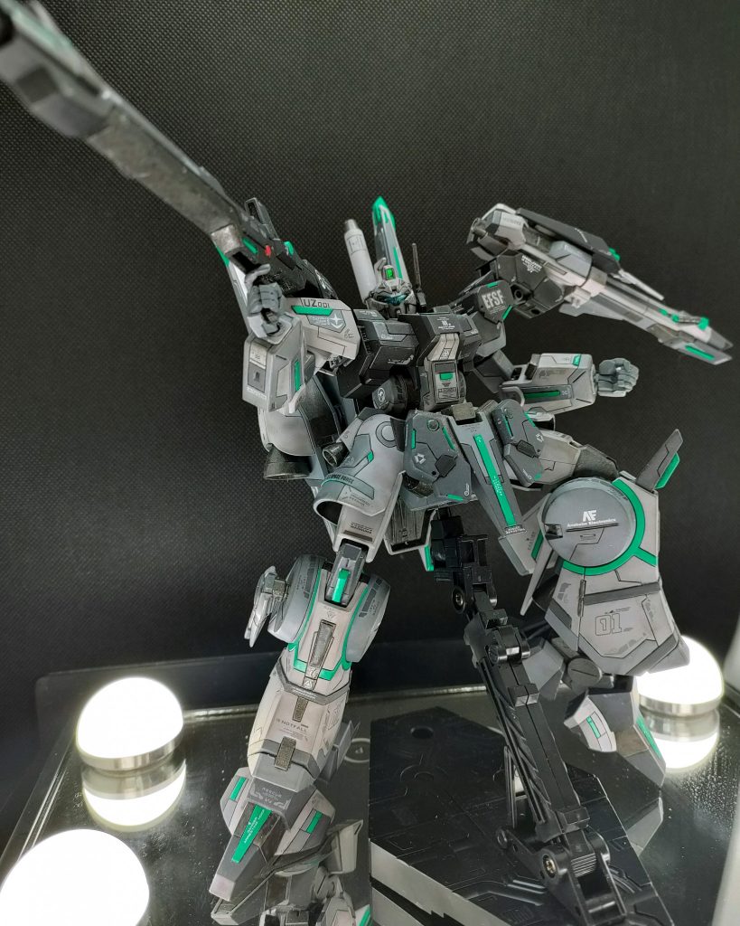 左肩はシールドをジェガンブラストマスターの肩アーマーに取り付け、展開・回転するようになっています