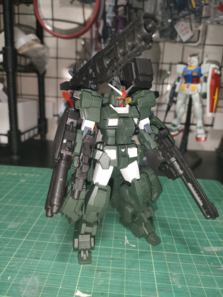 右腕に付いてるビームキャノンは付録だったような…手持ちの武器は30mmの物です。…よく見ると塗り忘れが酷いナw