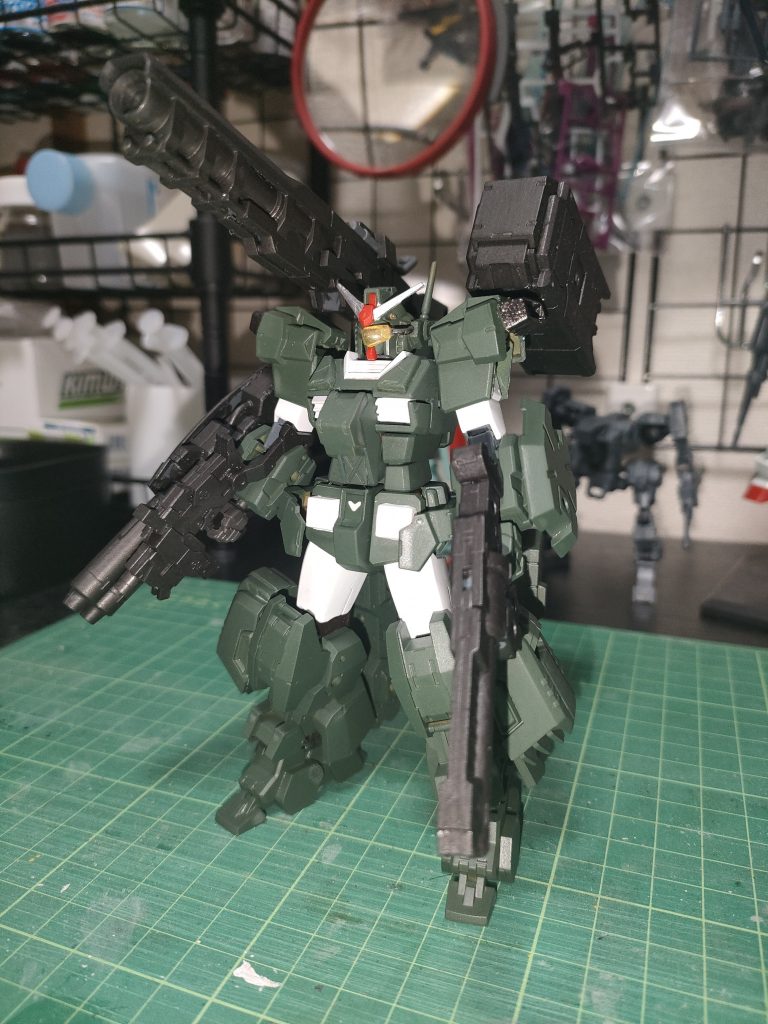 脚部と腕は30mmを使いました。足の横にくっ付いてるのはビルダーズパーツのホバーユニットだったと思います。背中に背負っているのはブキヤのM.S.Gです。