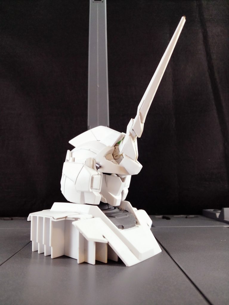 ユニコーンモードです。真っ白なので、バルカンや首周りは塗り分けています。大きくて迫力もあり、造形もカッコいいです!アンテナがピッタリ合わないところだけが勿体ないですね。