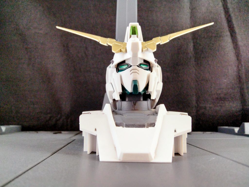 デストロイモードです。アンテナの内側と首周りは要塗装。センサーはラピーテープです。目に光が当たるようにしたらめっちゃ上向かないと入りませんでした(笑)