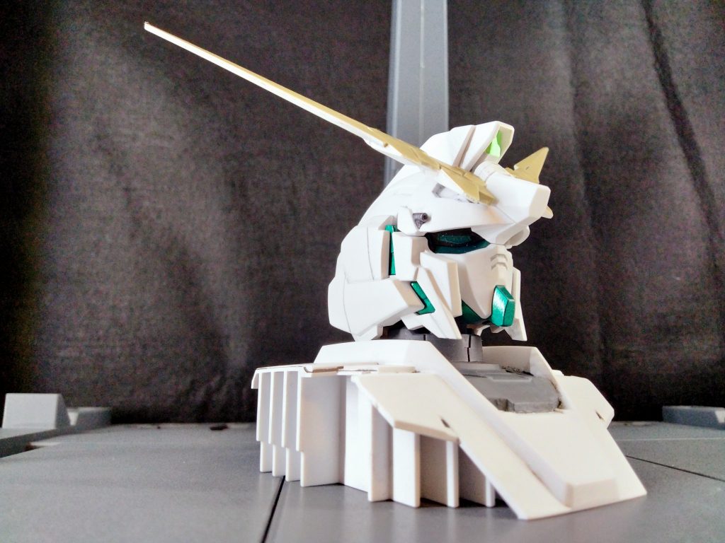 サイコフレームのメタリックグリーンがメインに見えるよう撮影してみました。パーツのクリアランスはかなり厳しく、変身の過程で修復した部分が再び割れてしまい、結局デストロイ固定になってしまいました😅付録で手に入りにくいとはいえ、中古はちゃんと考えて買わないといけませんね。