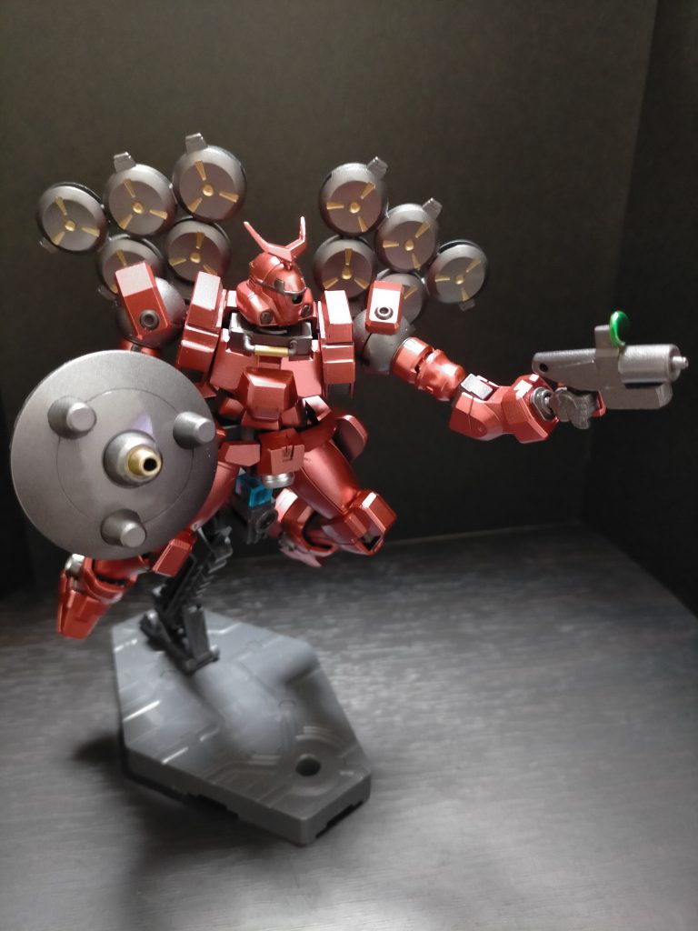 ビームガン:ピストル状の小型ビーム砲。基本的に威力は高くないものの、連射性と取り回しに優れた近距離用の牽制装備で。その小回りの良さを生かして近接戦闘で使用される。