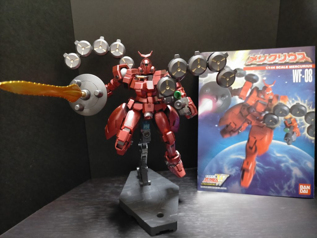 デザインのモチーフとなった雷神風展開と箱絵風展開プラネイトディフェンサー:背部に計10基装備される円盤状のフィールドジェネレーター。強力な電磁フィールドを発生させ敵のビームを弾く。この時、ヴァイエイトのビームキャノンは、自機やヴァイエイトの周囲に発生された電磁フィールドの影響を受けずに発射できる。また2基以上で敵MSを取り囲み、その間に瞬時に電磁フィールドを発生させることで反応炉を停止させオシャカにする積極的攻撃も可能。ガンダニュウム合金を採用しており、周囲の状況によって特性を変化させ優れた耐熱・耐衝撃性能を発揮する。対ビーム防御用に開発され、マシンキャノンやミサイルなど実体弾・物理的衝撃にもある程度有効。ジェネレーターは分離後それぞれ独立して行動し、防御範囲を自在に操作可能。一般的なビームならば理論的には1基だけでも充分防げるが、MSの前面を覆うには3基程度は必要になる。密度を高めればビームサーベルの斬撃すら無効化するが、ウイングゼロのツインバスターライフル級のビームに対しては数度の防御が限度、さらに高指向性のレーザー兵器にフィールドを貫通されるなど、決して無敵の装備ではない。