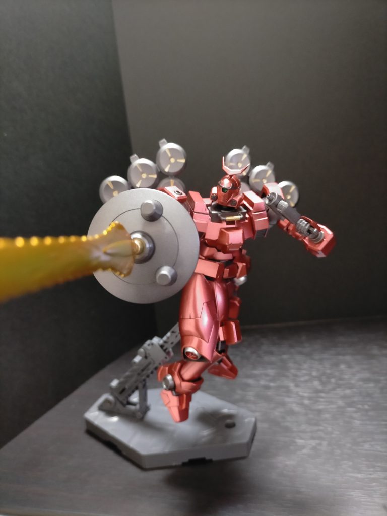 クラッシュシールド:円盤状の専用シールド。シールド本体にも電磁フィールドは張られビーム攻撃を防ぐことが出来る。シールドとしての性能は高く、完全防御こそできないもののツインバスターライフル級のビームも威力を減免し持ち堪える。中央部にはビームサーベルが内蔵され格闘戦に使用されるが、このビーム刃は強力である。