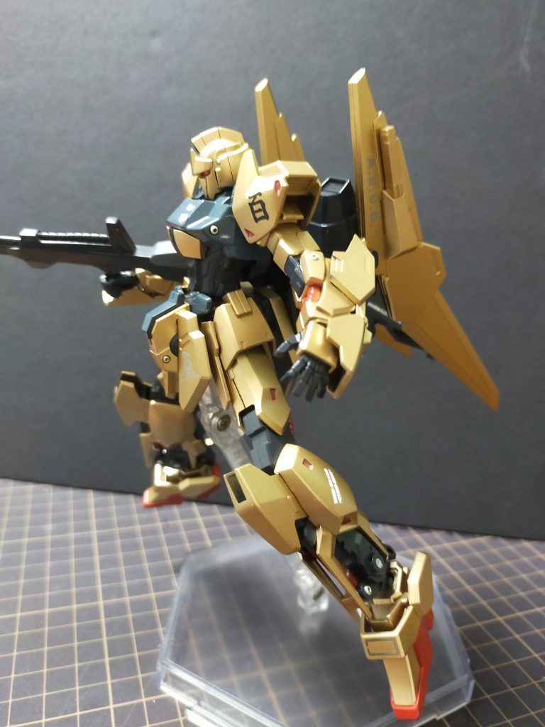 ここから妄想設定。次々と開発される敵MSに対抗すべく、百式を強化するプランがいくつか立案された。その中でもクワトロ大尉の為に提示されたのがこのプランである。大口径スラスターユニットとテールバインダー、ウイングバインダーの組み合わせによる破格の高機動化。総合性能が一段上乗せされたがクワトロ以外にはおそらく性能を引き出せない機体となった。一機のみ試作され、クワトロのもとに移送中だったが途中ティターンズに襲われテストパイロットにより起動し交戦。敵を撃退するも中破し、ついに本来のパイロットに届かなかった。