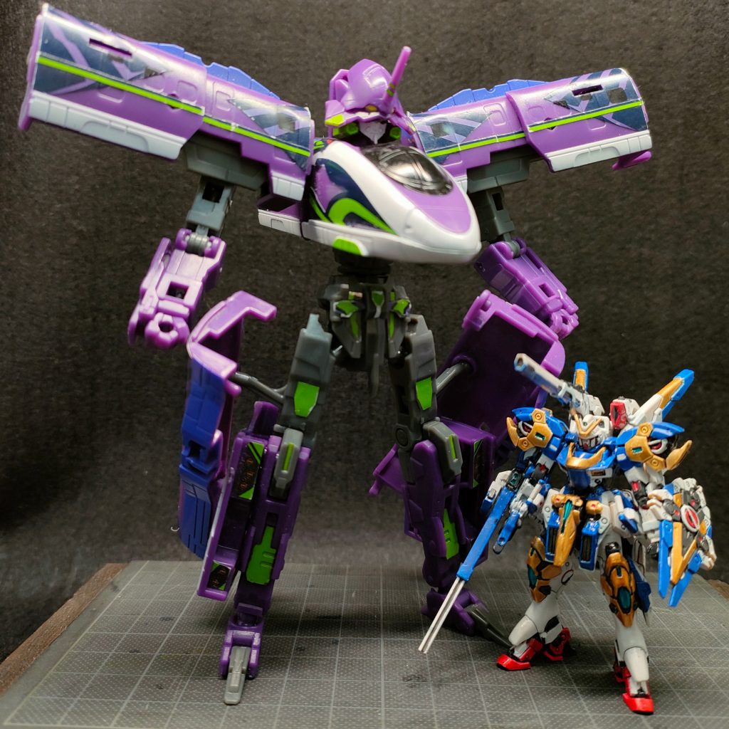 おまけ。我が家の食玩仲間と。シンカリオン25m、V2ガンダム15.5mらしいので割と近いサイズ感。最後までご覧頂きありがとうございます！