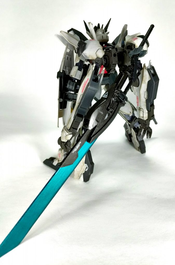 背面から一枚。今回はギミック優先のためスプリングは控えめにしています。