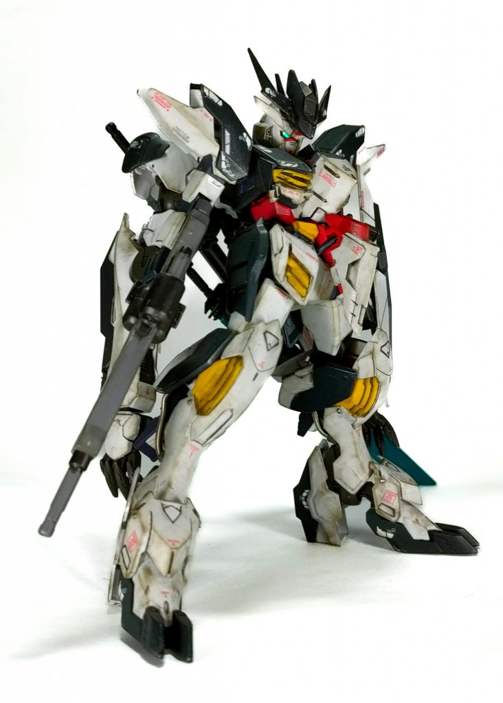 ライフルは実弾系にしかったのでHGヴィダールから借用しました。スコープ部分にジュエルシールを貼っていましたが、いつの間にか剥がれていたみたいです。撮影中は気が付きませんでした。