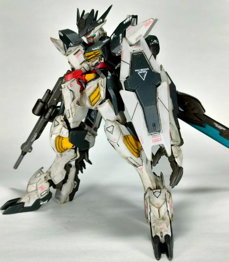 武装はライフルの他にハンドガン(ヴィダール)、ビームサーベル×2、シールド、大型実体剣です。初めてプラ板から武器を作ってみました。柄の部分はジャンクの寄せ集めです。