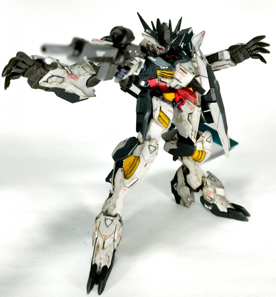 腿裏のアーマーを保持するためにスプリングとアルミ線を使用しています。ディテールアップにもなって一石二鳥。