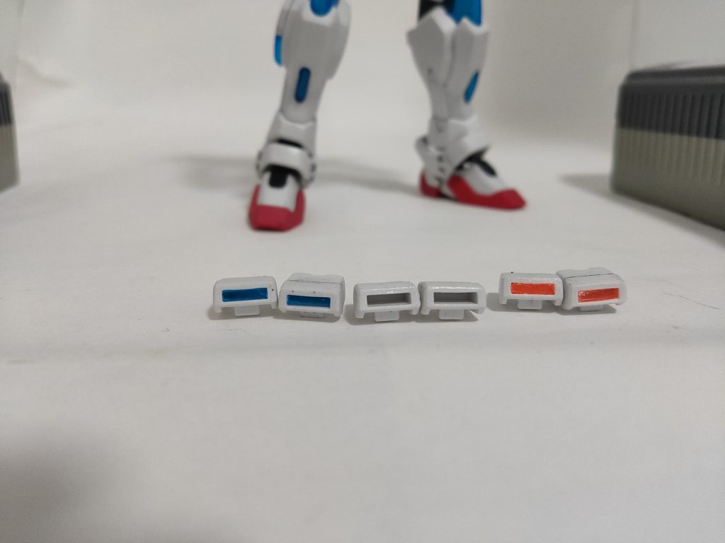 拳の隙間にはこいつのランナークリアパーツの青とオレンジをはめてあります