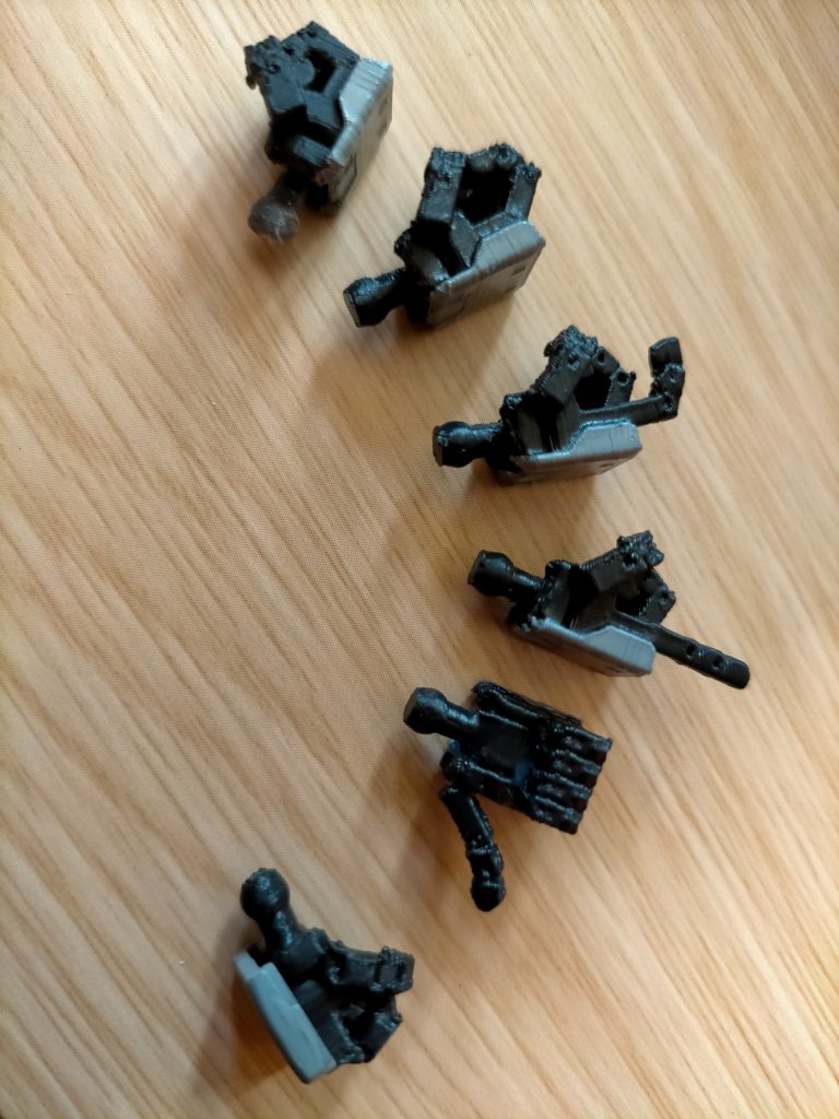 色々作りました。グー、サーベル用、ライフル用、指差し、イイネ、キットの手甲を使用するタイプまだまだ改良が必要でサーベル用、ライフル用は穴が小さすぎて入りません(笑)