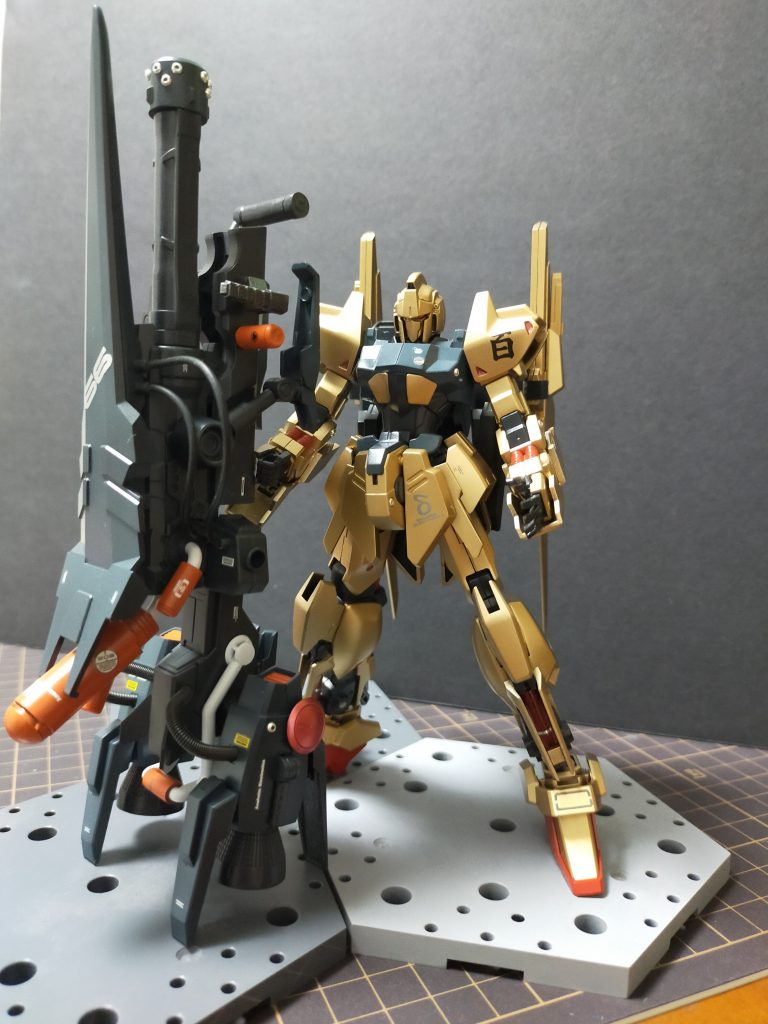 デカいです。百万式よりデカい(笑)ちょっとだけ妄想設定を。アナハイム・エレクトロニクスでは現場で洗い出されたメガバズーカランチャーの問題点を解消すべく、有人式でかつ高い機動性を持たせた支援機と機能を同兵器に付与出来ないかと考えた。それがこの試製99式である。機体に備えた3つのエネルギータンクと砲身冷却剤によりチャージに多少時間はかかるものの連射が可能となった。クワトロプランと共に輸送中、敵と交戦し敵母艦を撃破、有効性を示したものの大破している。本機体のデータはメガライダーの開発に役立ったとか立たないとか(笑)