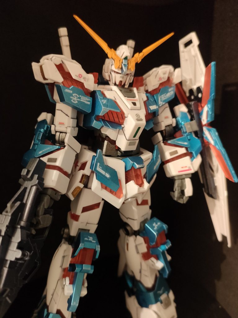 サイコフレームのピンクと交わる装甲をメタリックライトブルーで塗装してます。