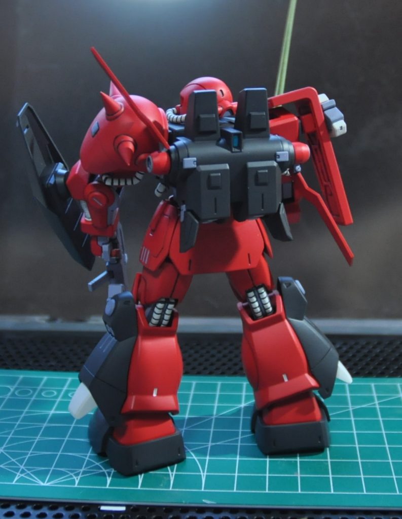 背面。ヒートトライブレードが今回一番苦労した部分と言っても過言ではない…腕のパワーサプライケーブルも設定通りに変更しようかとも考えましたが、地元のコンテストの出展することを考えると時間がなかったので断念。もともと収拾していたパーツと余りデカールで気軽に作ろうという方向性だったというのもありますが。握らせてるビームサーベルはリバイブMk-2の流用。サーベル刃もなんかの流用。作中で確認できる形状が角型で、ディテールもよく似ているので、おそらくMk-2と同型じゃないかなー、と思うのですが確定的ではないです。手首はヘイズル系キットの流用ですが、持たせる想定のサーベルが丸型で形状が合わないため、適当に削ってすり合わせをしています。