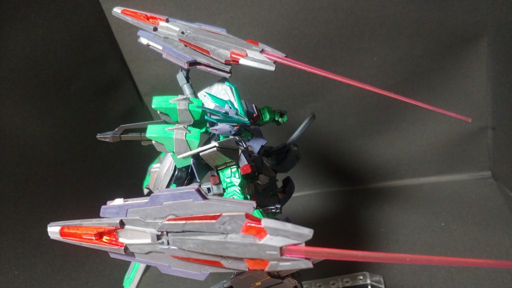 盾は可動式でビーム刃が出ます