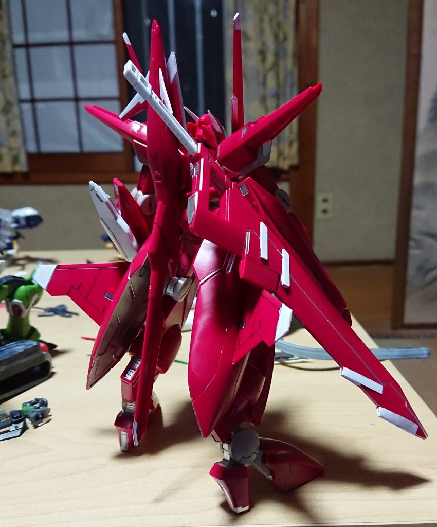 バスターソードも根気よく塗り分けて、展開部分のスミ入れもシャインシルバーにしました 本当にディテール多くてスミ入れするだけで化けますわ