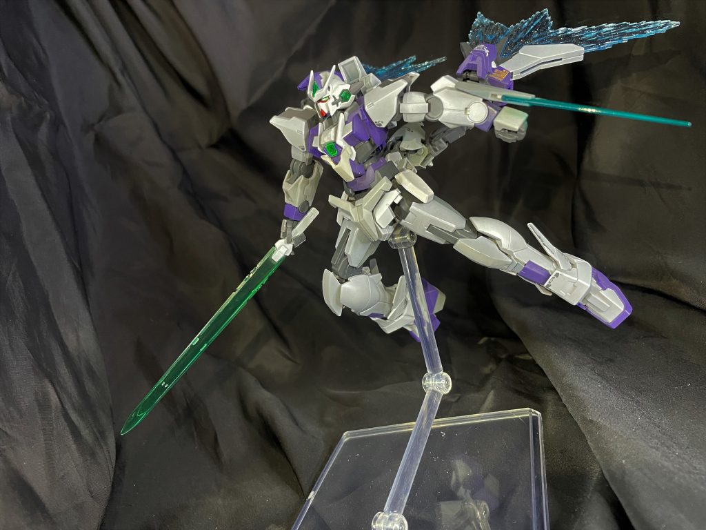 メイン写真の全体像です。前回まで脚部はスカイのレガース外した場所にプラバンつけただけのテキトー感あふれるものだったため、トランジェントのものに変更。大本は前回のダブルオーノヴァとあまり変わってません。