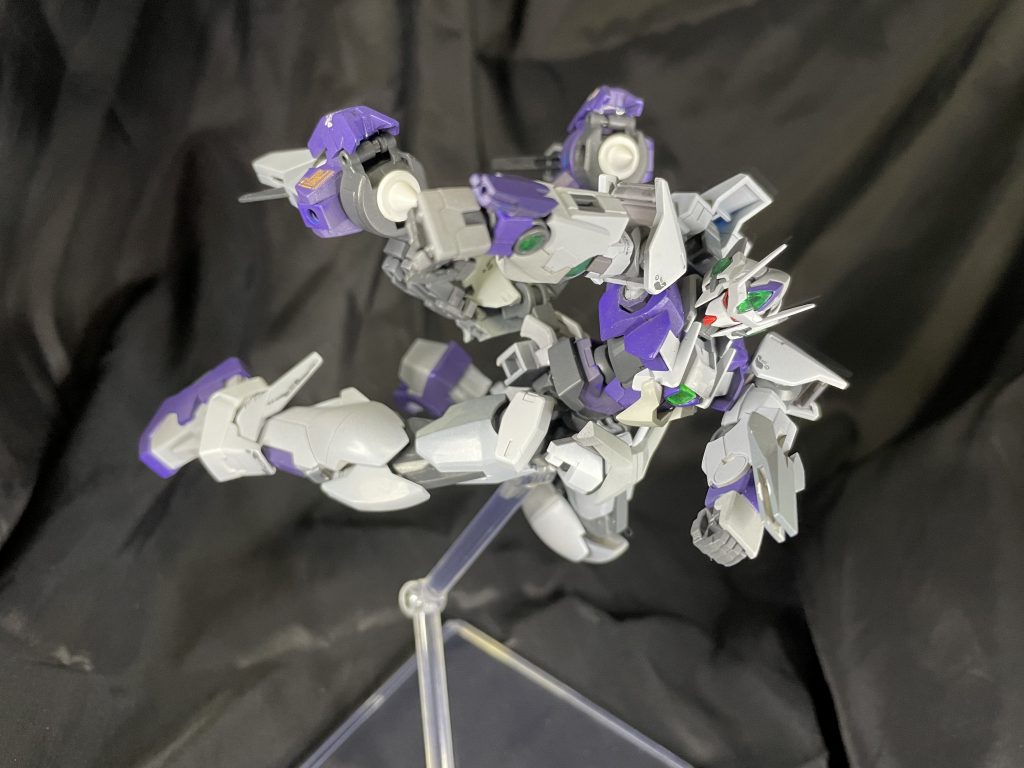 刀身を廃棄して右は実弾、左はビームガンとして機能。本体に内蔵火器ゼロというジムスナイパーⅡかよッ仕様から脱却しました。