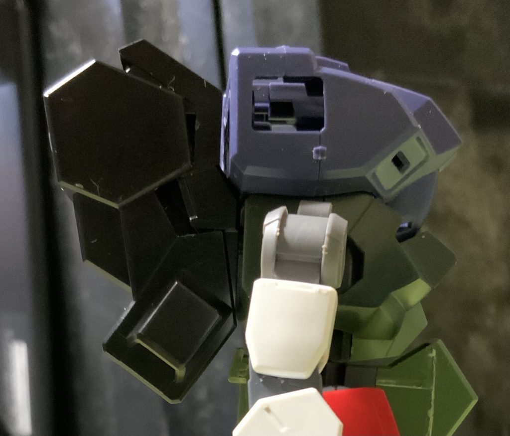 ジャハナム胴の上にGP羅刹胴がスッポリはまる事に気づくとはやはり天才か・・・ジャハナムの首元前内側の余分な出っ張りを少しカットするのとこの画像で少し空いてるグリモアバックパック上部の隙間をプラ板で埋める調整だけしました。