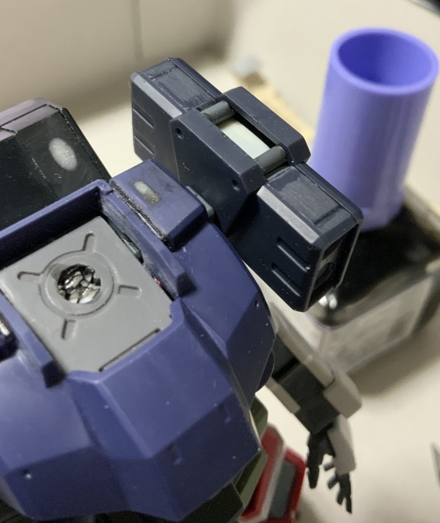 ヴィートルーガンダム作る時にも活かせるかなと思うんですがここの穴埋めてネジ穴の延長上にバー付けるとディテールの整合が取れて良いかなと。