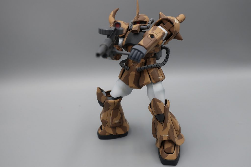 砂漠を歩く人々には「グフが砂の中に隠れているかもしれぬぞ」と心配になりました。　