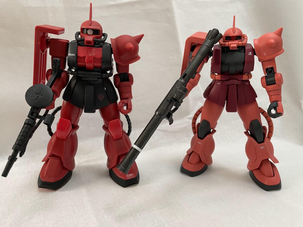 約2年ほど前にユニクロのキャンペーンで貰って作ったシャアザクと並べてみました。リバイブ版は全体的にスリムになった印象を受けますね。可動域も全然違って改めてバンダイの技術の進歩にびっくりします。ご覧いただきありがとうございました。