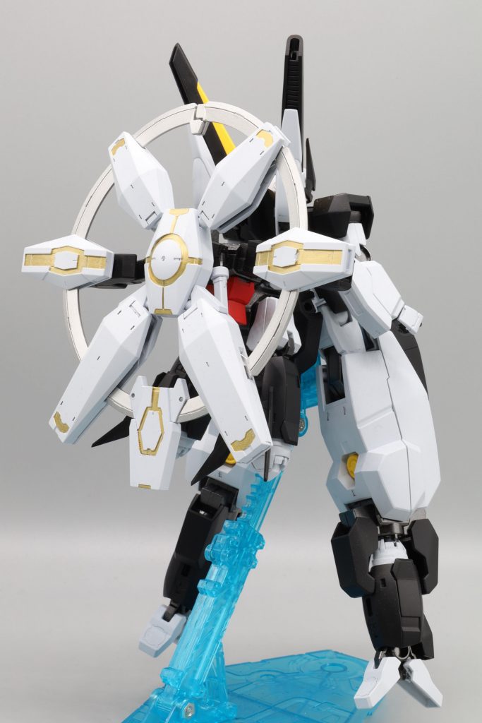 背面から。宇宙空間ではヴォワチュールリュミエールによる惑星間航行が可能。