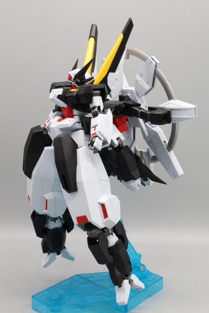 側面から。GNドライヴ+ミノフスキー・ドライブ+ヴォワチュールリュミエールで単機による大気圏脱出が可能。