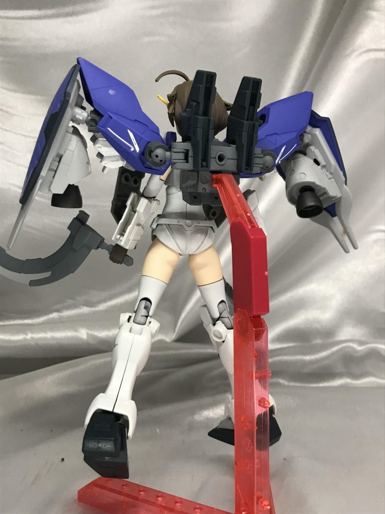 背面はアーム接続。アーマディロは重いので、肩とは独立可動です。