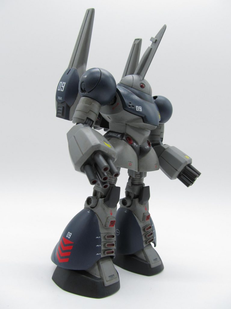 腕の部分はパーフェクトジオングの太腿のカバーに、4mm径のパイプを取付けてネオジオング風にしてみました。