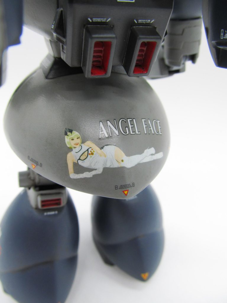 ジオングはスカートの面積が広いので、見応えがあるよう一番大きなデカールを貼りました。