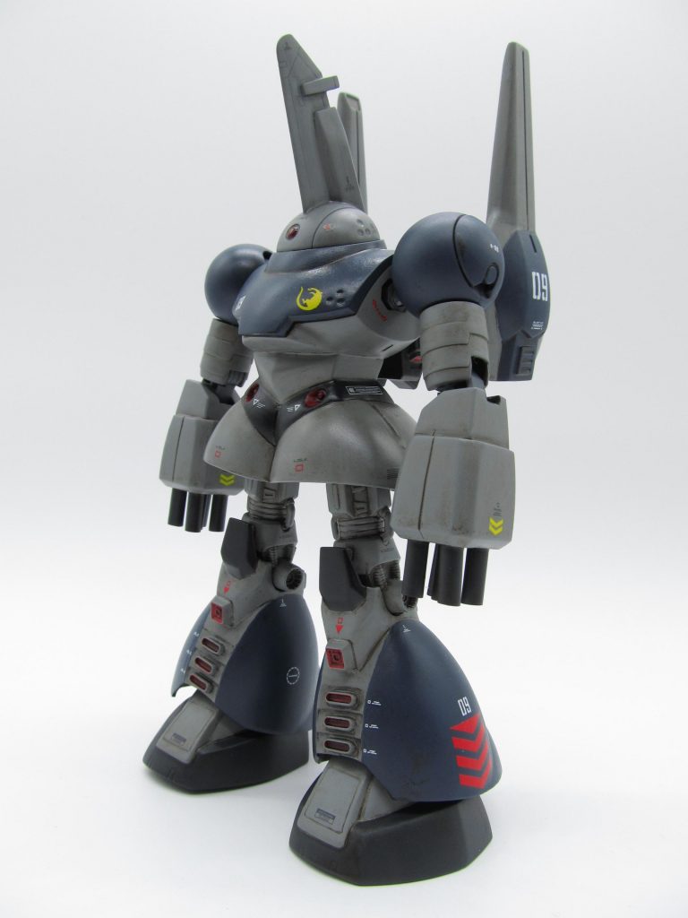 頭部には大型のトサカを追加。脚の部分はビルダーズパーツ系を使用して、ディテールを追加しています。