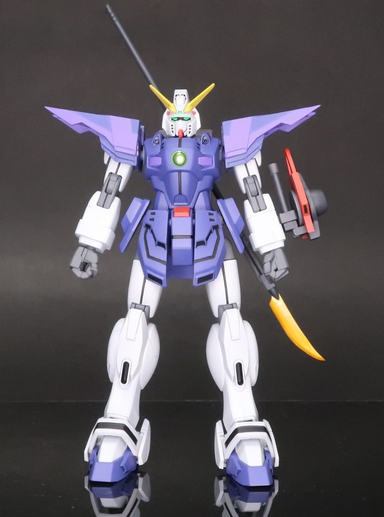 サノ・ケイコの機体、ライジング・K・ガンダムHGFCシャイニングガンダムを芯に、ふくらはぎの外側、顔の一部、肩、武器を旧キットのライジングガンダムのパーツを使って改造しました。