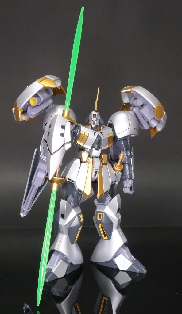 ギャン子ことサザキ・カオルコの機体、R・ギャギャこれはキット発売当初に作ったもので、メインのグレー部分をシルバーで塗装しました。