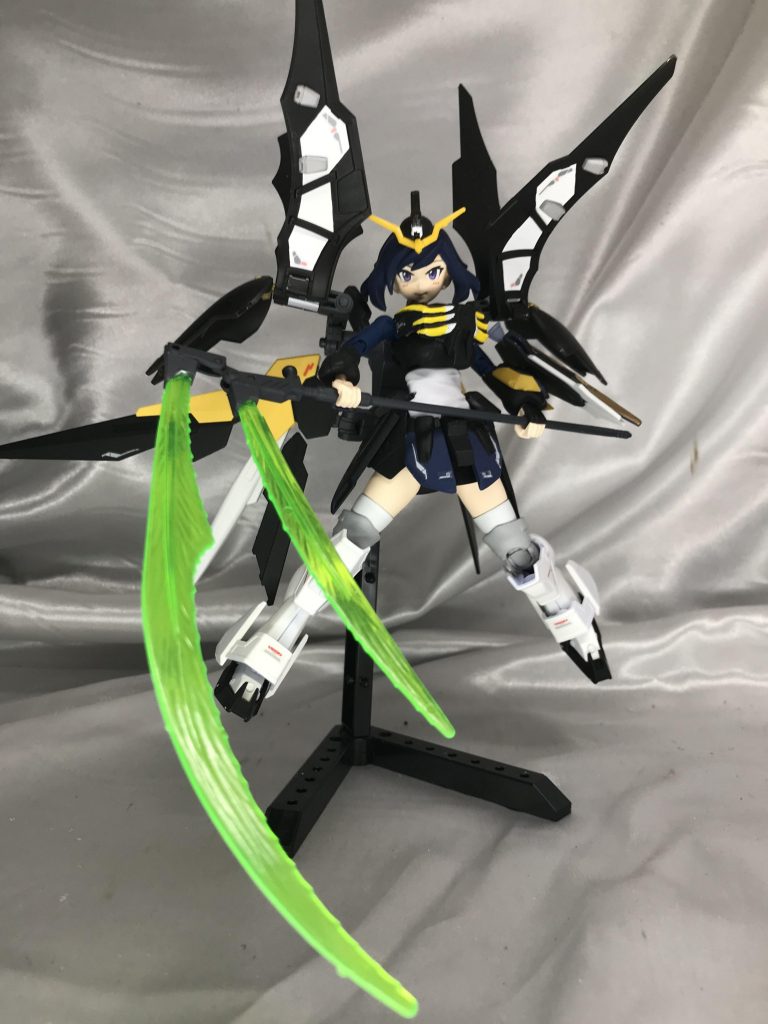 自慢の大鎌、ツインビームサイス。持ち手は1/144、ビーム発生部分は旧1/100ですサイズの鎌を使って迫力をつけてます。