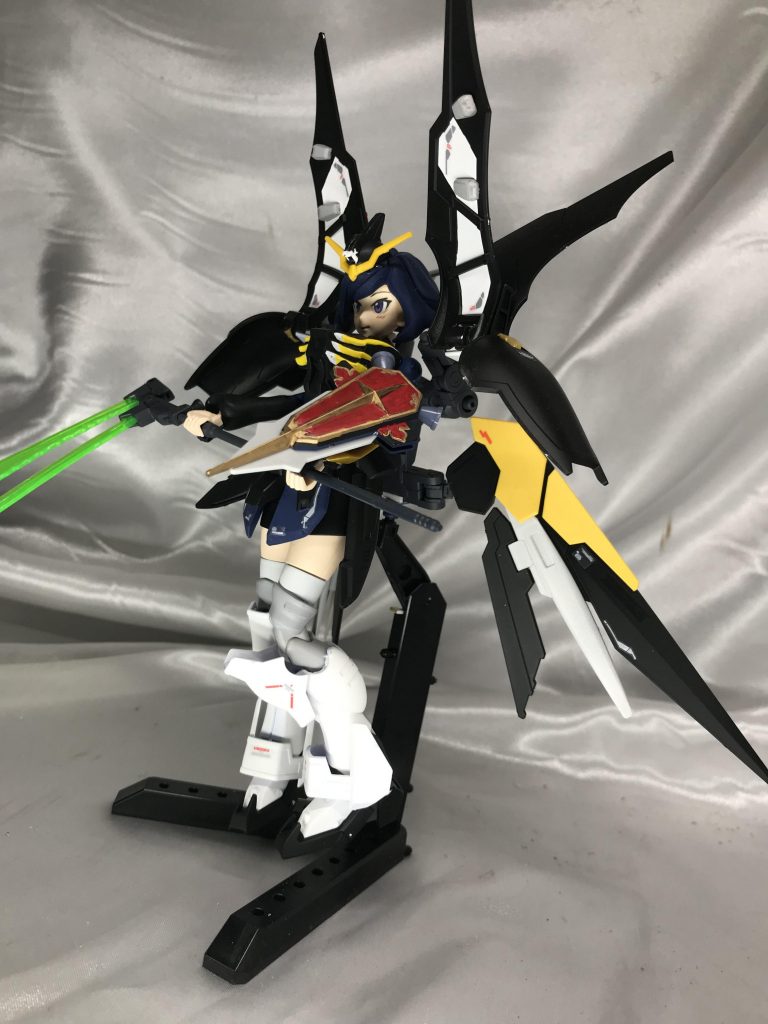 バスターシールドは1/144の旧デスサイズヘルのものをそのまま使用。リヴランスヘブンのアクティブクロークは情報量が増してるので、塗り替えるだけで情報量マシマシになって素敵です。