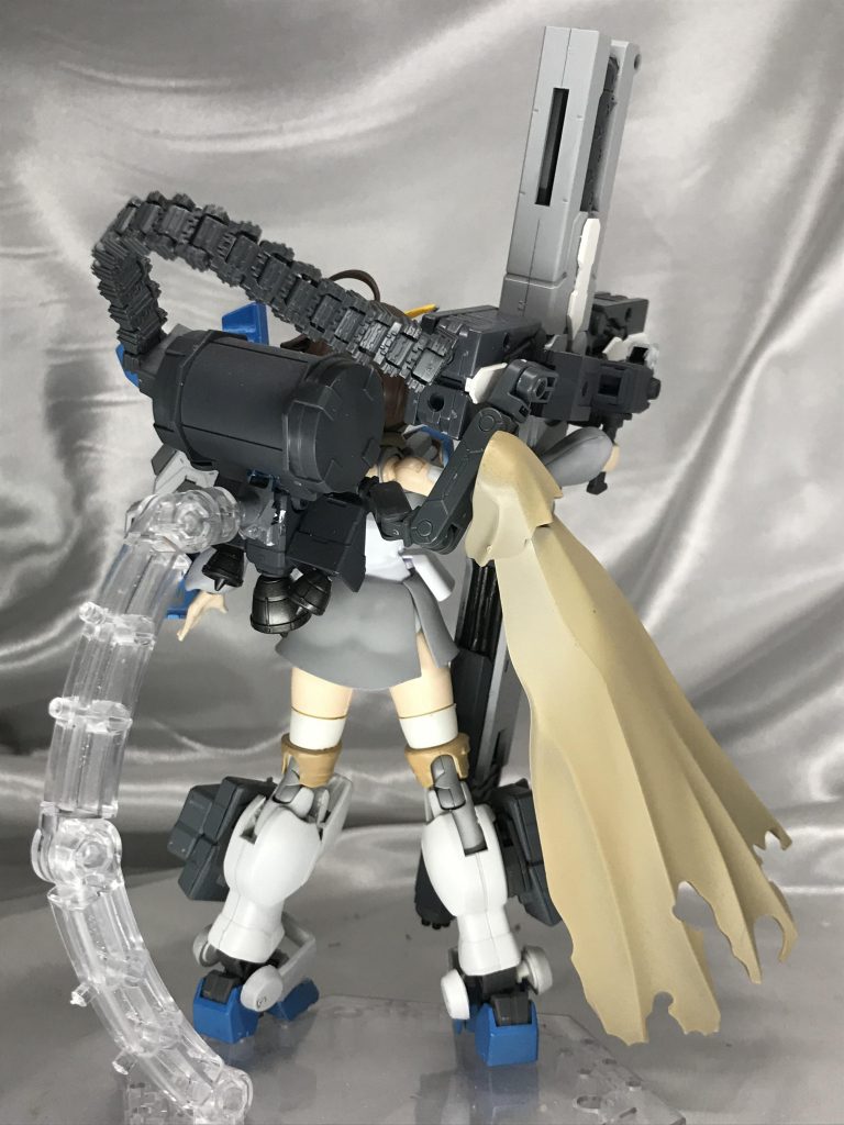 背面。背部のドラムタンクとベルトリングは他社のパーツから。肩の布も他社からです。重さを支えるため、結構背中はアームだらけ。