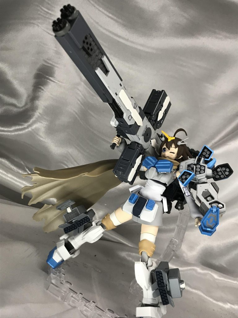 巨大な十字架武器。まずはツインガトリングモード。関西弁テロ牧師にならって脇構えもいいと思ったんですが、肩担ぎも悪くないと思いこちらに。