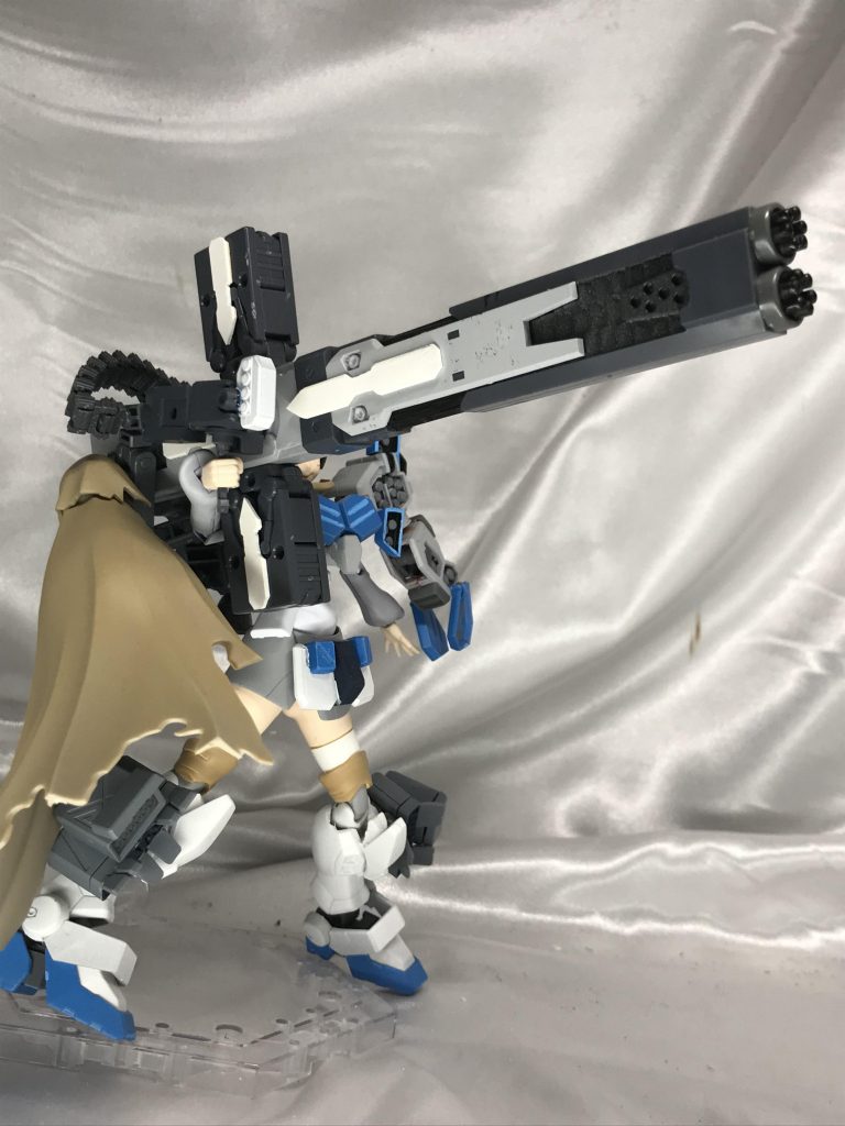 グリップは武器そのものと独立しているので、武器に多少の角度をつけても保持可能です。