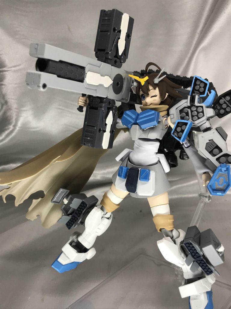 ロケットバズーカ形態。肩ミサイルは旧1/144のヘビアーアームズカスタムから。伸びる追加ミサイルはヘビーアームズの肩アーマーを接続しています。展開は設定画に倣って前面のミサイルは上下に分けました。