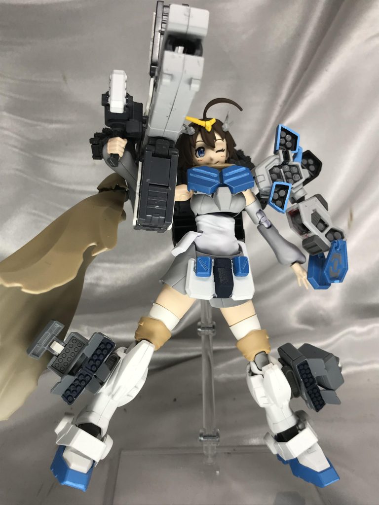 足ミサイルも蛇アームズとカスタムのものを合わせて多量に。太もも部分は肩の抜ぬと合わせて色を変えました。