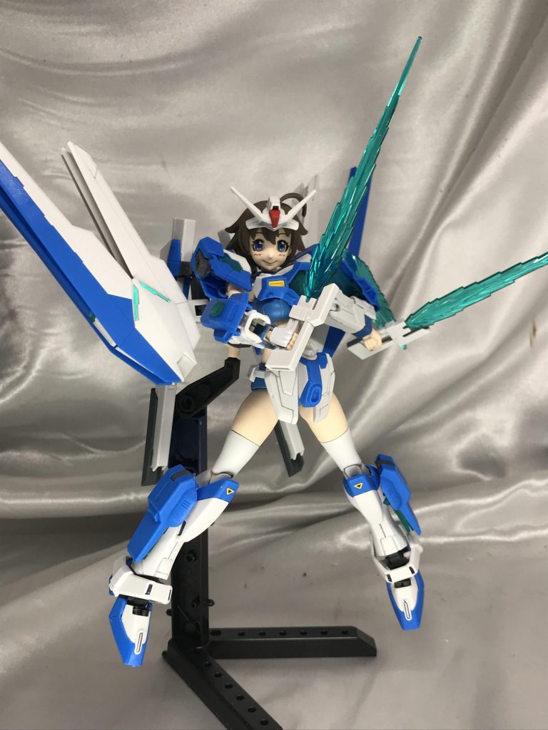 背部の装備を閉じた状態。幅広で派手なサーベルはやはり映えますね(///▽///)機体の発色が明るめなので、肌マシマシで明るさを増してます。