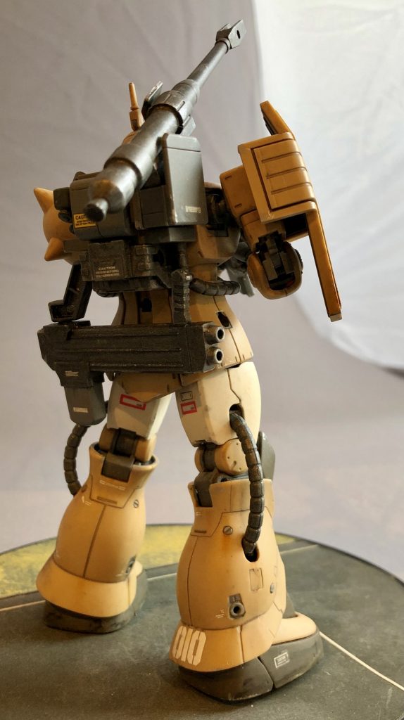 背面ショット。肩キャノンには端部に排気孔を新設。脚部スラスターはピンバイスで開口。また、マルイチディティールを各部に追加しました。