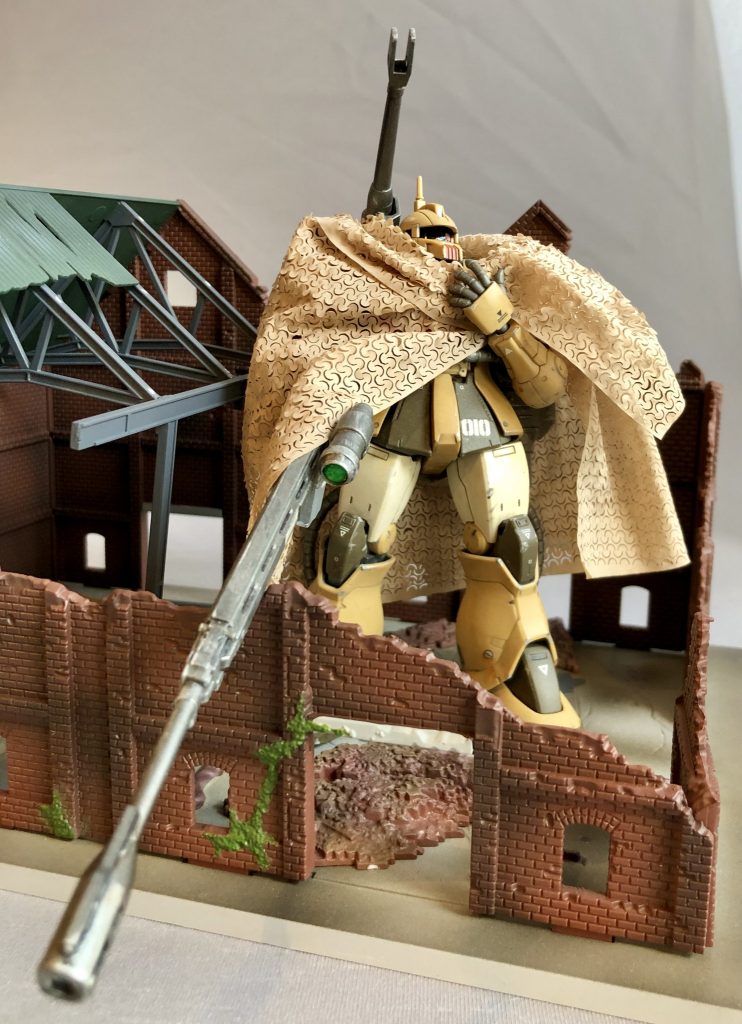 というわけで、スナイパーマントです。1/35AFVモデル用のカモネットです。MSDの小さめのシールドはマントを羽織るには好都合です。