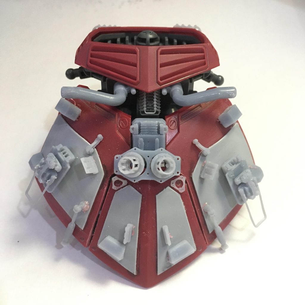 腰部の真ん中のパーツを外して、プロペラントタンク用のポールとヒートシンクを埋め込みます。