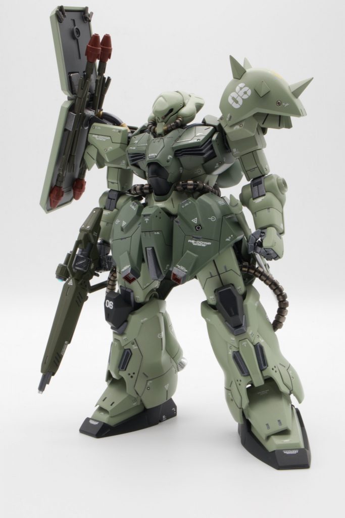 肩を左右入れ替えて右肩にはHGギラドーガのシールドをつけました。シールドの裏はMGギラドーガを参考にプラ版で作成。脚は股との取り付け位置を５ミリほど下部にオフセット。