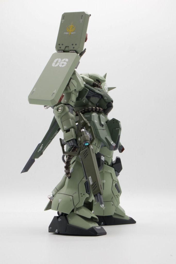 右肩にシールド、左肩にスパイク、頭と胴と脚にパイプがついてれば、それはもう何でもザクってことで。