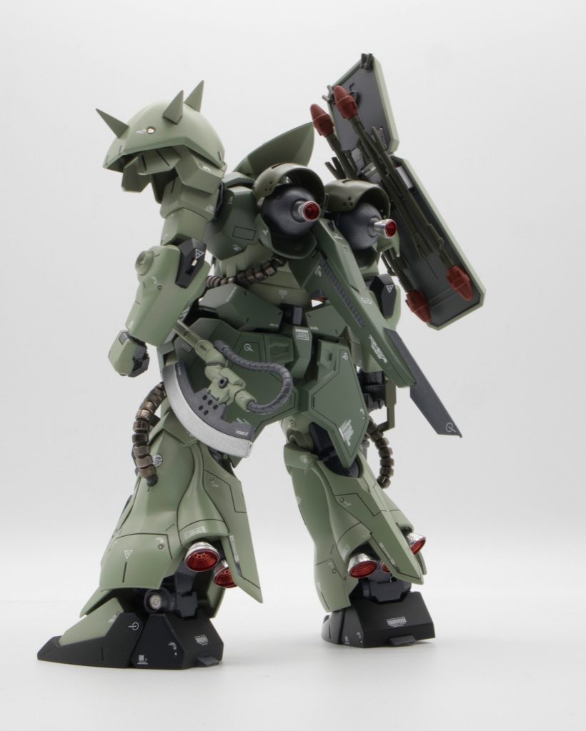 リアスカートはカットして短めに。ヒートホークはRE/100 ザクII改のもの。ネオジウム磁石でくっつけてます。